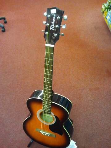 Starter Acoustic Richwood Guitar.